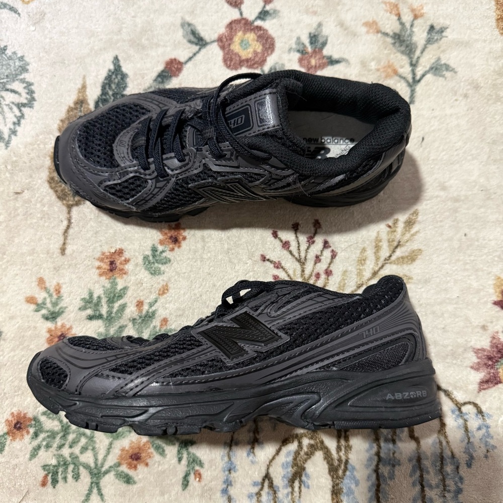 New Balance 740 Black Athletic Sneakers size 1